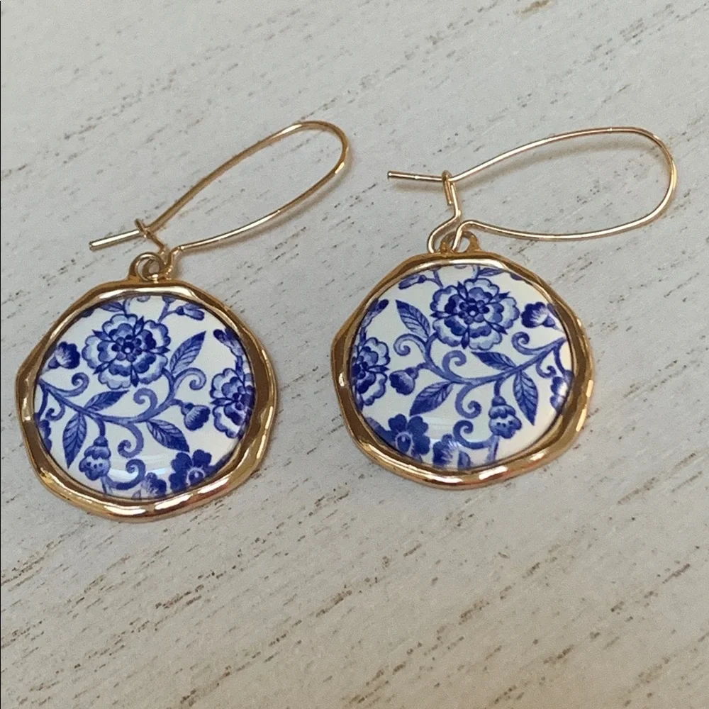 St. Thomas Necklace and Earrings Set - Picture 6 of 7